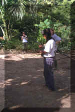 424_Ecuador_Jungle_Blow_Gun_03.jpg (84538 bytes)
